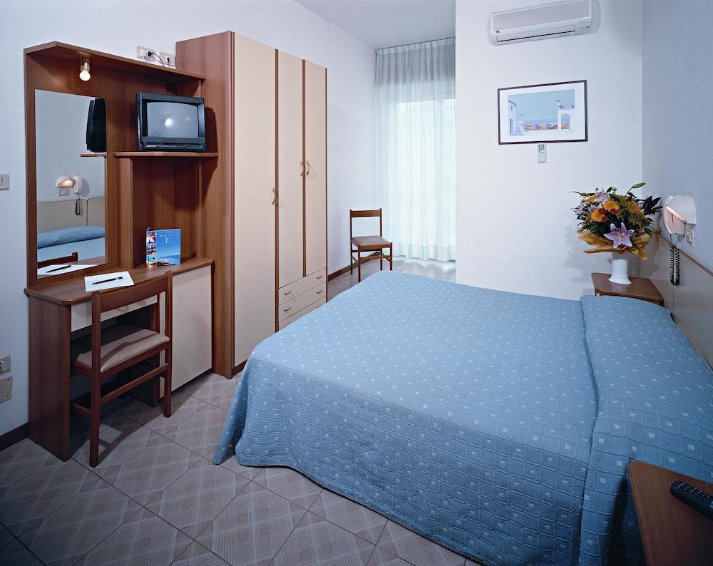 Hotel Madrid Rimini Buitenkant foto