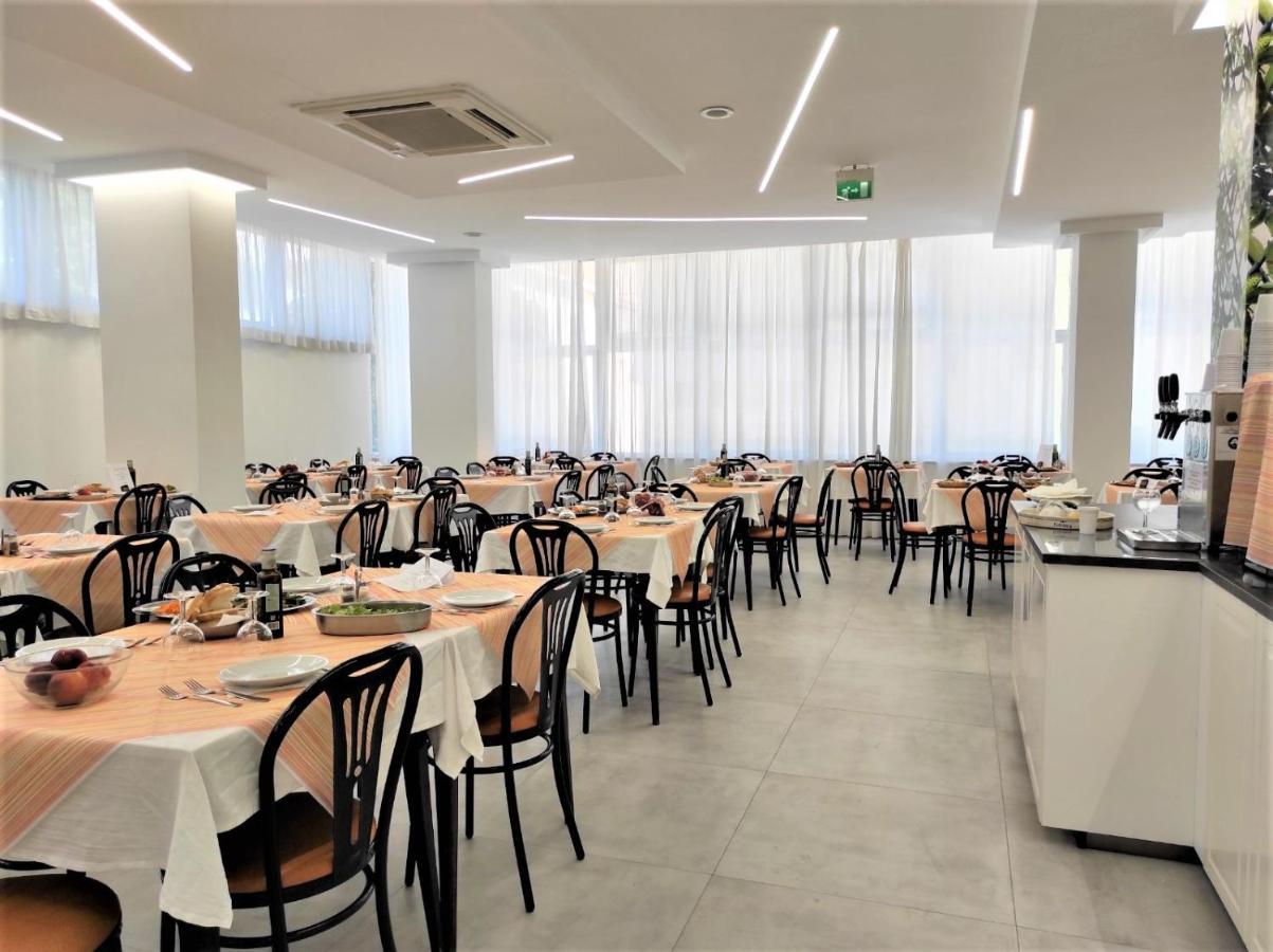 Hotel Madrid Rimini Buitenkant foto