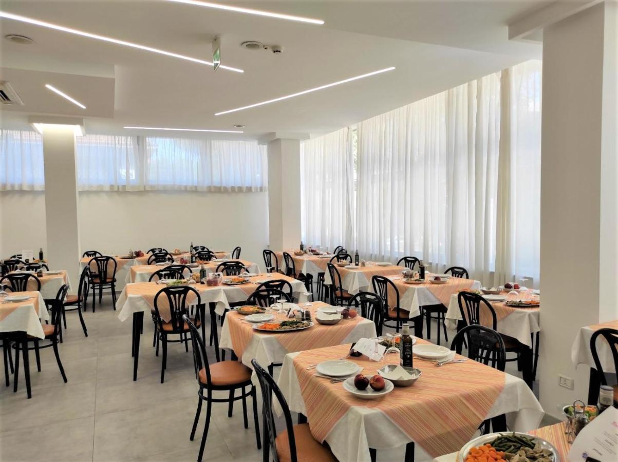 Hotel Madrid Rimini Buitenkant foto