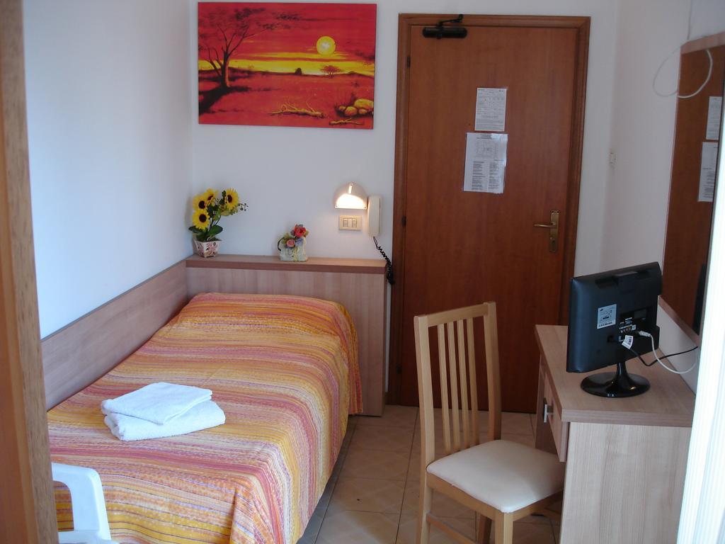Hotel Madrid Rimini Buitenkant foto
