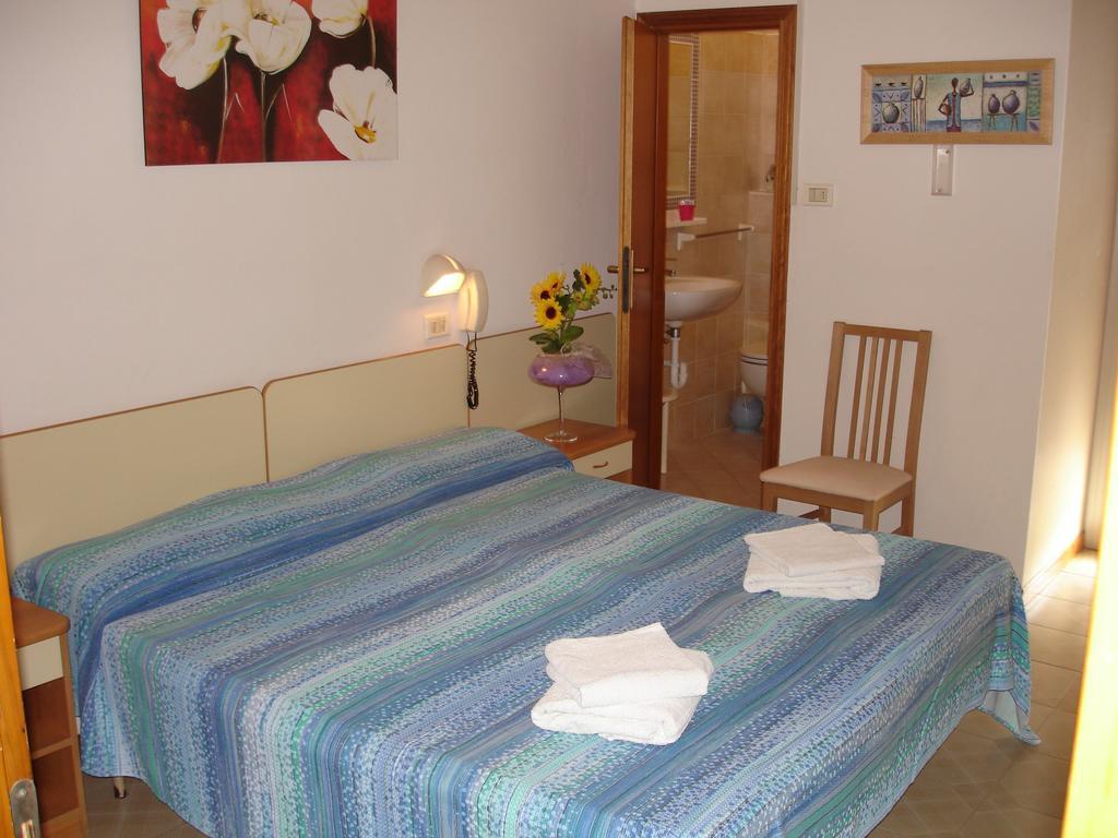 Hotel Madrid Rimini Buitenkant foto