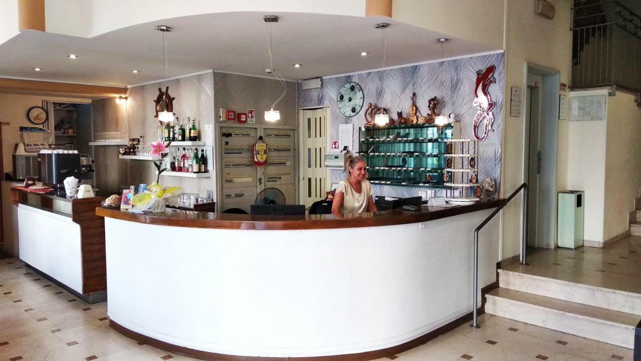 Hotel Madrid Rimini Buitenkant foto