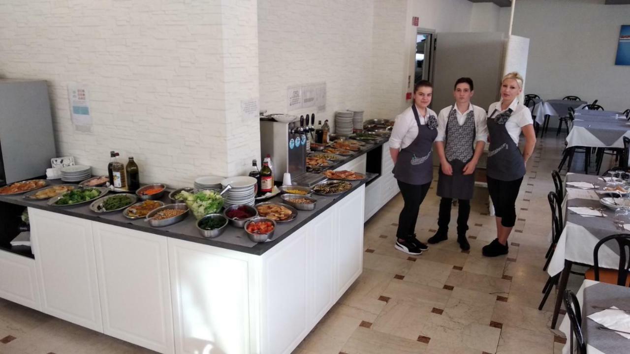 Hotel Madrid Rimini Buitenkant foto
